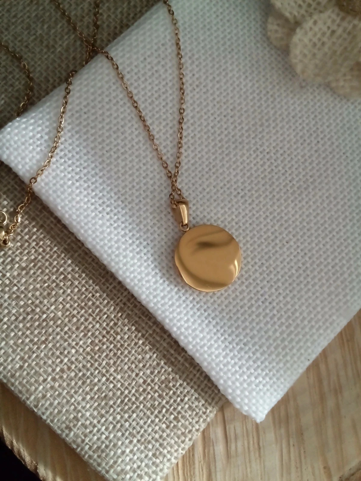 Collier  médaillon lettre A avec zircon – photo 3